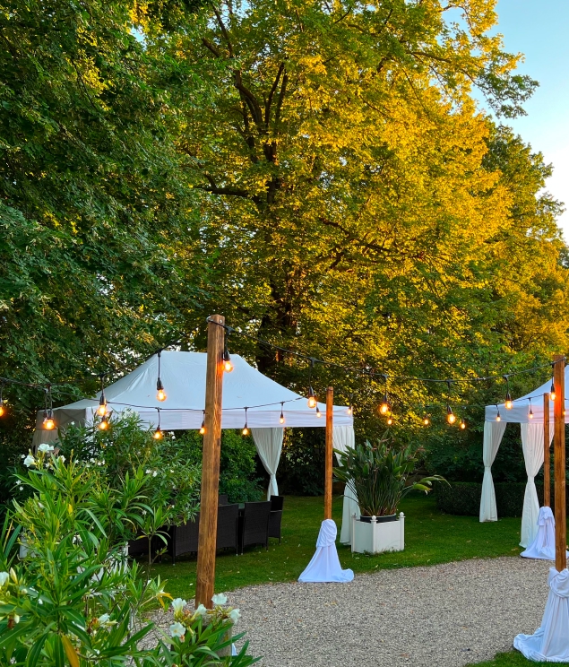 Gartenfeier mit Pavillons und Ambientebeleuchtung